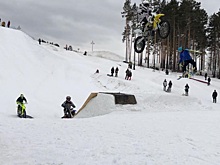 На Уктусе байкеры, сноубордисты и лыжники устроили головокружительные прыжки в высоту