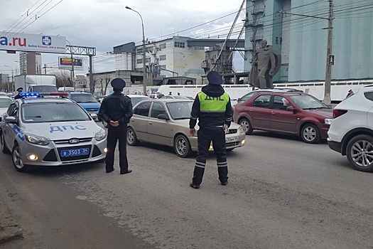 Десятки волгоградских водителей вечер пятницы провели в компании инспекторов ДПС