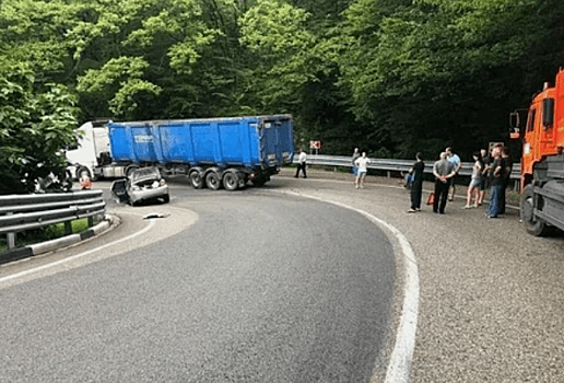 В Туапсинском районе в ДТП с фурой и легковушкой пострадали двое взрослых и ребенок