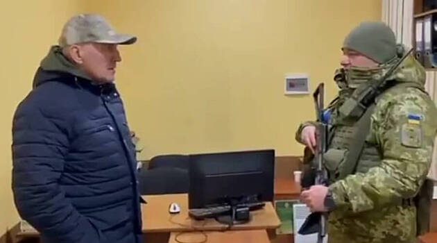 Украинский пограничник с автоматом попытался оскорбить посла Беларуси