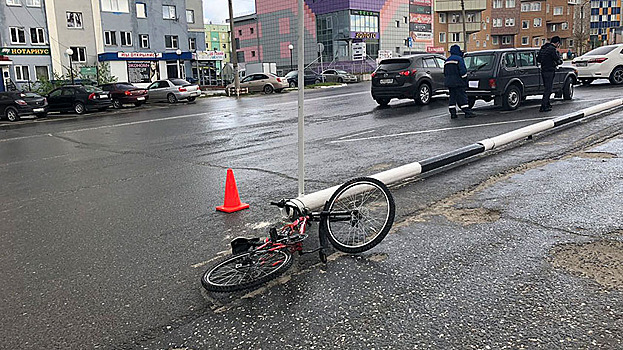 В Ноябрьске несовершеннолетний велосипедист попал под колеса автомобиля. ФОТО