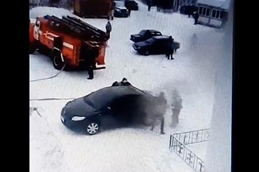 Загоревшийся автомобиль со спящим ребенком внутри сняли на видео
