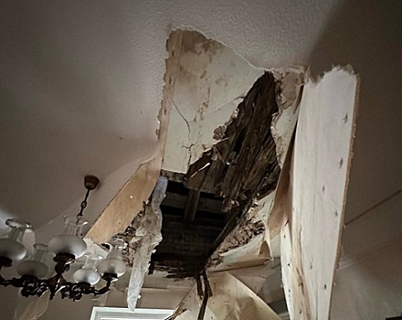 В Челябинске обрушился потолок в квартиру пенсионерки