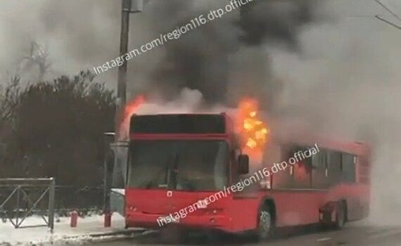 В Казани сгорел автобус на улице Тукая— фото и видео из соцсетей
