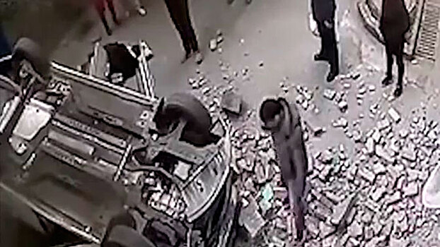 Водитель перепутал педали и вылетел со второго этажа парковки: видео