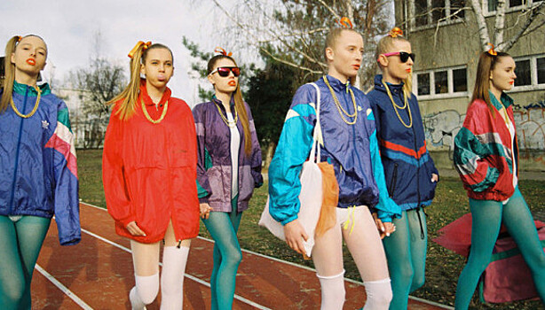 Модные приметы 90-х: джинса, одежда кислотного цвета и челки домиком