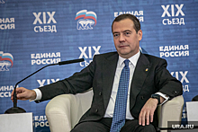 Медведев возмутился инцидентом с екатеринбуржцем, которого не пустили на матч из-за отсутствия Fan ID у младенца