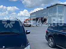 Непогода повредила крышу дилерского центра около Кемерова