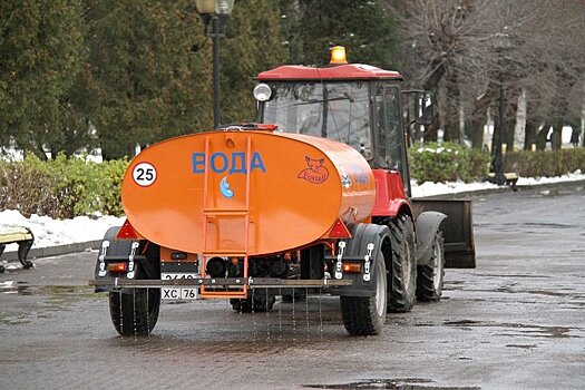 Улицы Рыбинска начали поливать минеральной водой