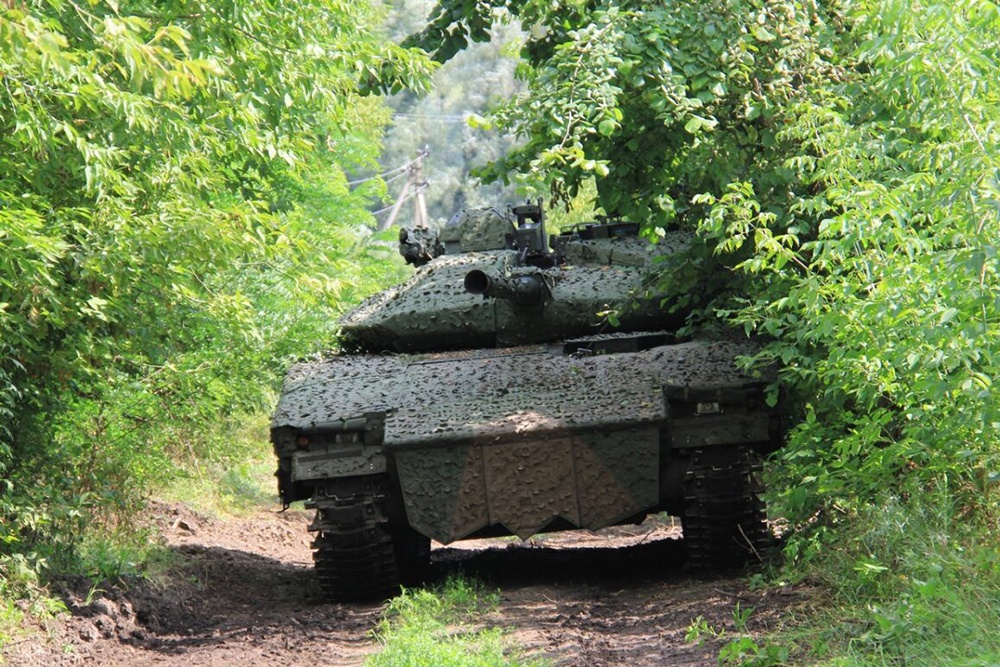 Forbes: ВСУ срочно перебросили шведские БМП CV90 в Волчанск