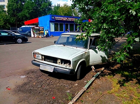 Разваливающийся на части автомобиль убрали с Шоссейной улицы