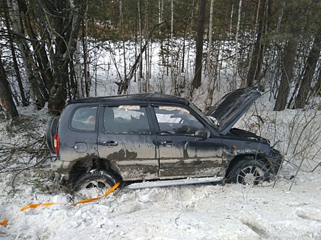 На Урале «Нива» съехала с дороги и перевернулась. Погибла женщина-водитель