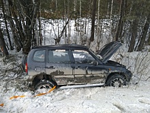 На Урале «Нива» съехала с дороги и перевернулась. Погибла женщина-водитель