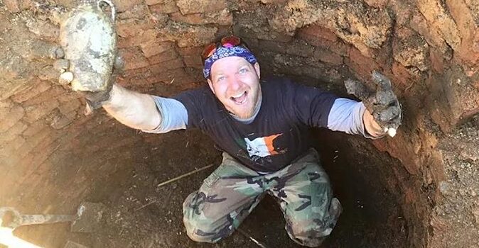 Британец нашел у себя во дворе историческую ценность бронзового века: обычный камень его прославил