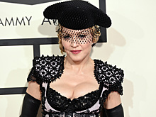 Круче твоей бабушки: Мадонна прикрыла голую грудь сумочкой Balenciaga