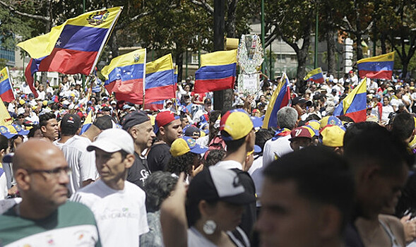 Колумбийские дипломаты пешком покинули Венесуэлу
