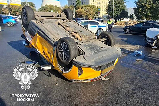 На юго-востоке Москвы такси перевернулось в жестком ДТП