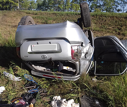 Иномарка с женщиной и девочками перевернулась на кузбасской трассе
