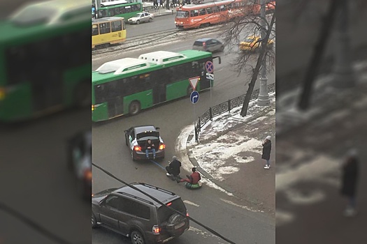 В Екатеринбурге задержали водителя, который устроил аттракцион на дороге в центре города