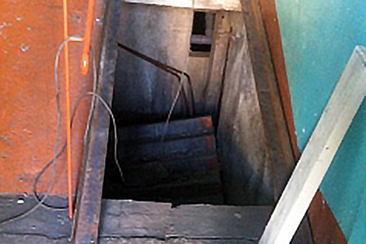 Алтайская пенсионерка провалилась в подвал многоэтажки из-за обрушения лестницы