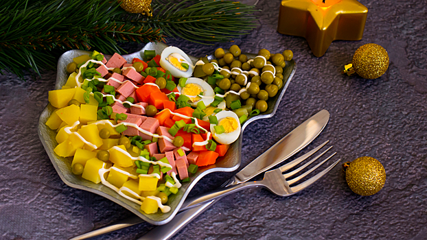 Шесть легких новогодних салатов на замену майонезным