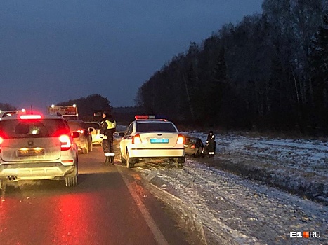 Под Екатеринбургом грузовик столкнул с дороги легковой автомобиль