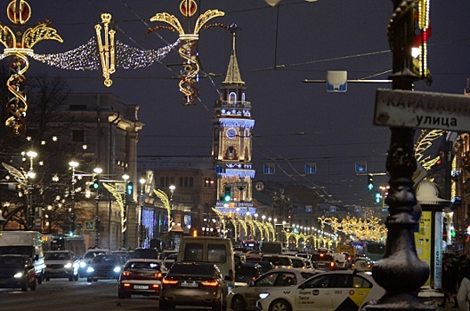 На улицах Петербурга появился "новогодний" транспорт
