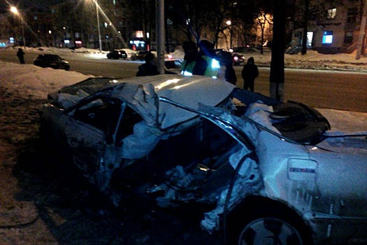 На дороге в Уфе инормака влетела в столб и дерево