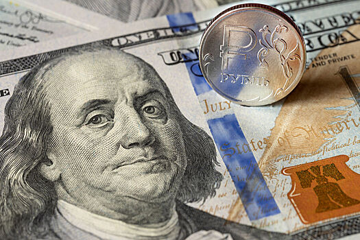 Курс доллара на внебиржевом рынке упал ниже 78 рублей