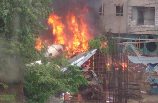 Самолет упал на дом в Мумбаи