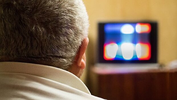 Ученые объяснили, почему опасно есть перед телевизором