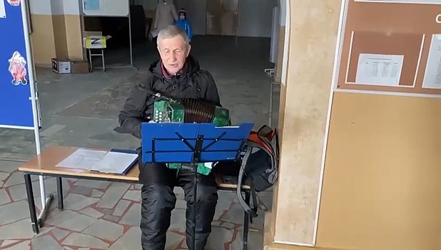 Нижегородец исполнил на избирательном участке бессмертный хит Юрия Шатунова