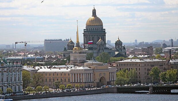 В Петербурге из-за анонимного звонка эвакуировали шесть ТЦ