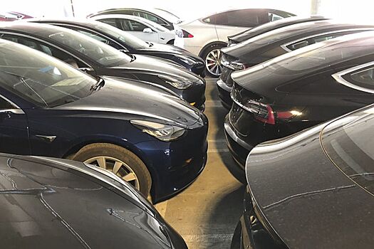 В Сети обсуждают загадочную парковку с "брошенными" Tesla
