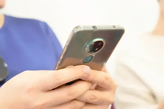 "Попросите его поправить волосы": кто скрывается за маской телефонного мошенника и как его вывести на чистую воду