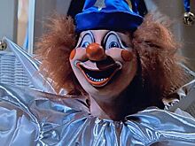 Глава Marvel Studios подарил Педро Паскалю куклу-клоуна из «Полтергейста»