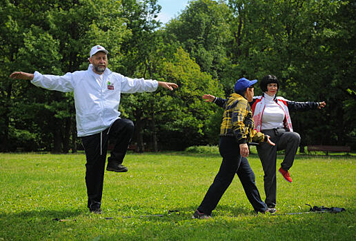 Жители Мещанского района поучаствовали в тренировке по зумбе в «Аптекарском огороде»