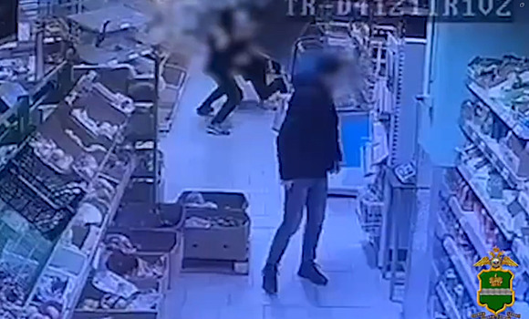 Юный самокатчик избил покупателя в магазине