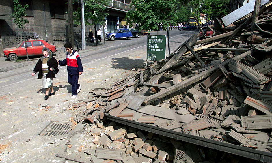 В ответ Ахтисаари отодвинул с центра стола вазу с цветами и красноречиво провёл ладонью по полированной поверхности: «Белград будет как этот стол. Мы сразу начнём ковровые бомбардировки Белграда». «Минута тишины, и затем он добавил: «Менее чем через неделю будет полмиллиона погибших».