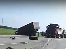 Под Богдановичем столкнулись военный КамАЗ и кроссовер