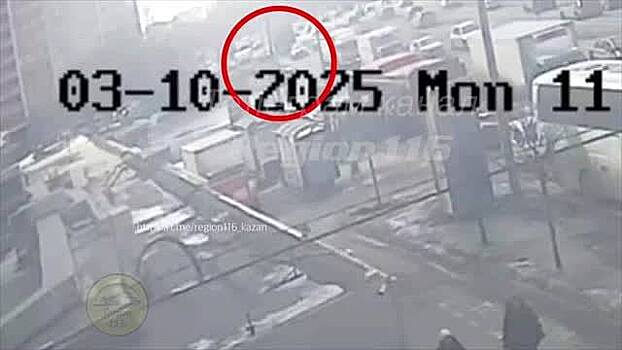Момент въезда автомобиля в остановку с людьми в Казани попал на видео