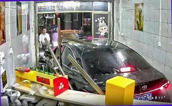 Китаянка на автомобиле прервала трапезу посетителей кафе