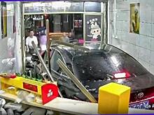 Китаянка на автомобиле прервала трапезу посетителей кафе