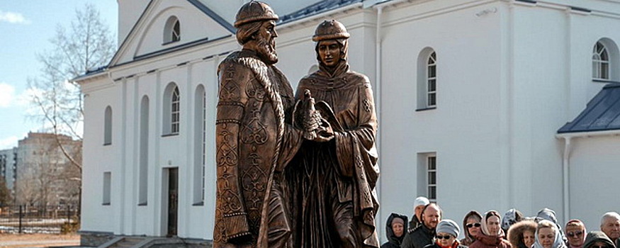 В Северодвинске установили памятник Петру и Февронии