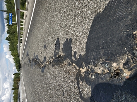 На участке федеральной трассы &laquo;Югра&raquo; появилась опасная трещина