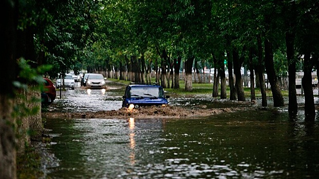 Улицы Оренбурга ушли под воду после тропического ливня