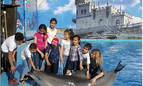 Сирийские дети в Крыму отпраздновали День защиты детей в дельфинарии вместе с Натальей Поклонской