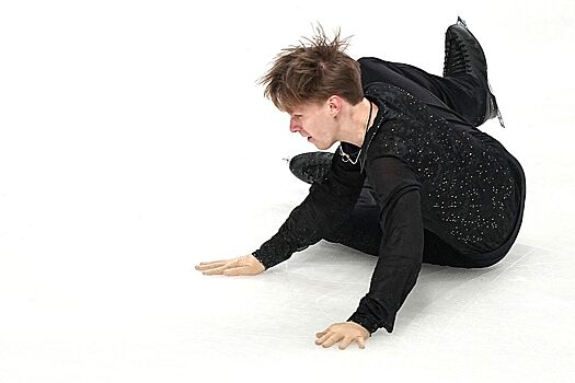 Фигурист Ерохов упал и не докатал короткую программу на чемпионате России