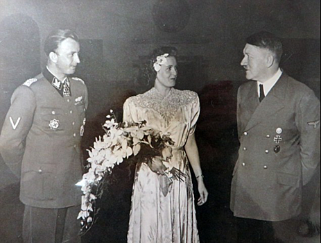 Опубликовано ранее неизвестное фото Гитлера на свадьбе