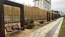 На новой набережной в Саратове установили деревянные качели и огромные фонари